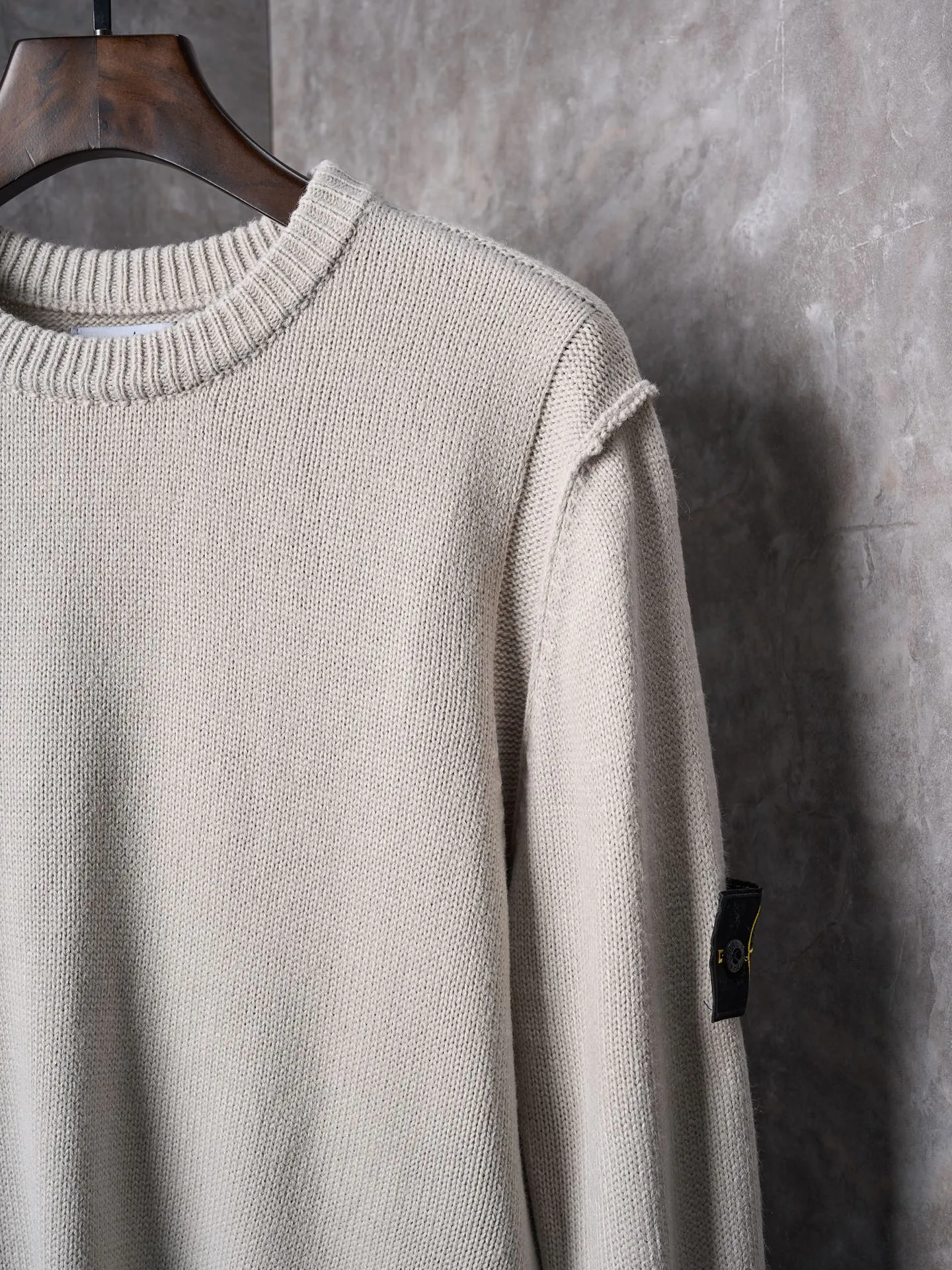 P410 Actual auction】Stonesland/Stone Island knitted round neck long-sleeved sweater with embroidered arm logo [Color] Black Gray Apricot [Ready Stock] S M L XL Made of 30% wool, 50% cotton, 20% spandex. The arm embroidery logo is made of double-layer soft leather, with embroidery logo technology on the surface and embellishment with the brand logo. Comes with laser engraved metal buttons. Garment washing-fixing color-fixing pattern-removing wool impurities.  This style is woven with a 7-needle imported machine, with knitted threads on the neck and hem, and embroidered logos on the arms to present the brand vision.